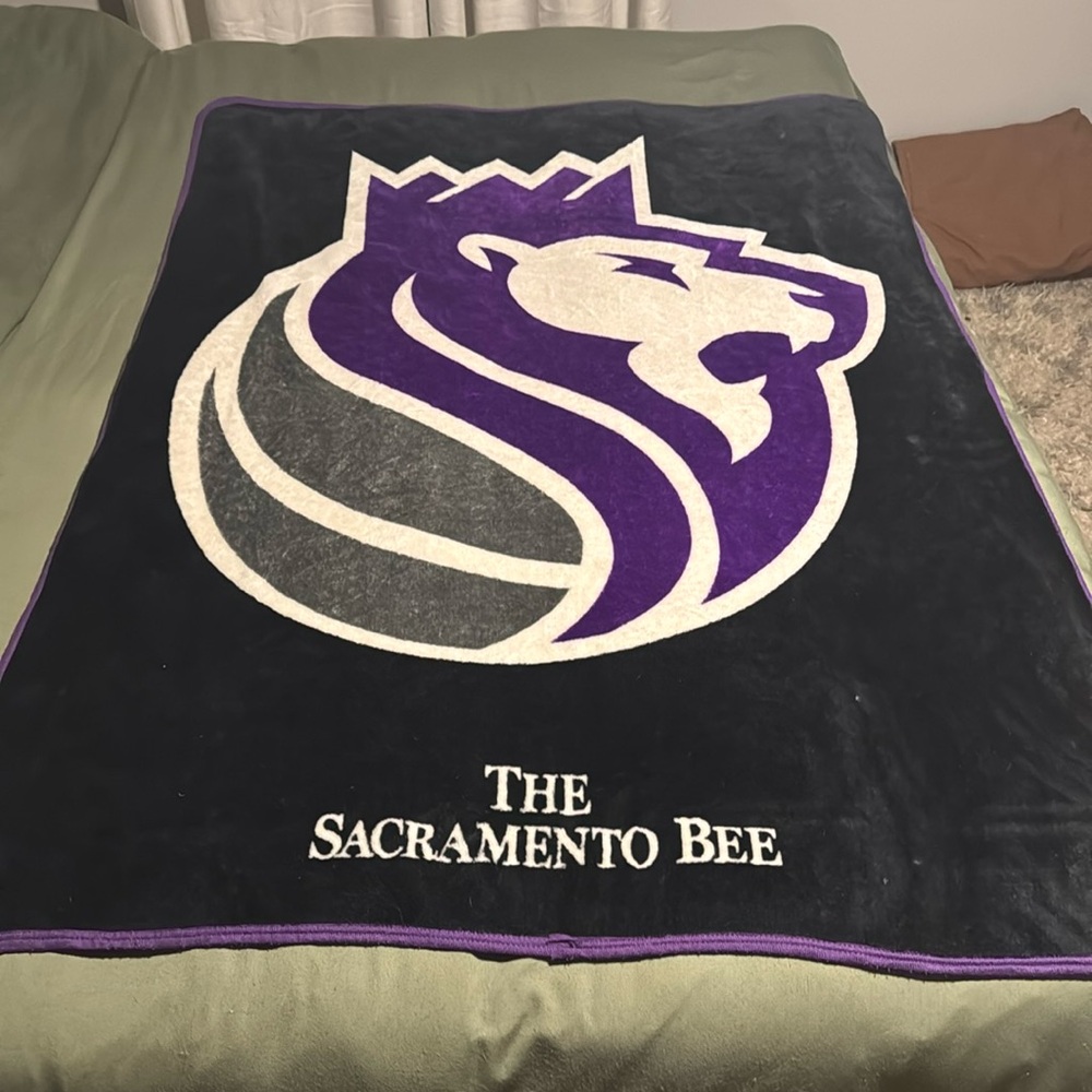 Sacramento Kings 5’ x 3’ 6” blanket
